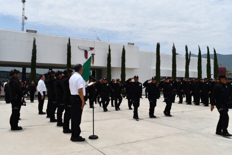 Toman protesta de bandera policías recién integrados a la Guardia Estatal