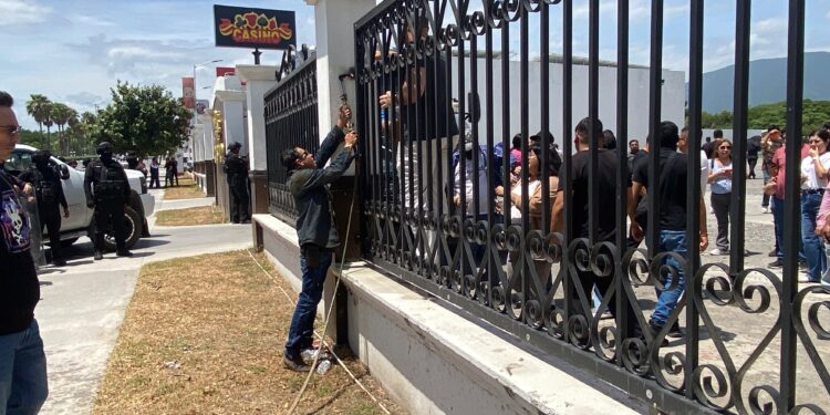 Empleados cierran casino para impedir embargo