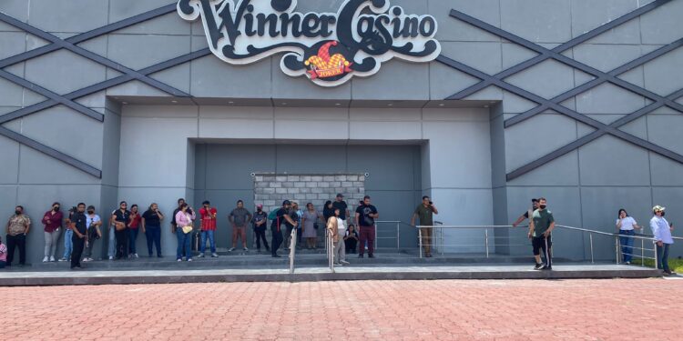 Empleados cierran casino para impedir embargo