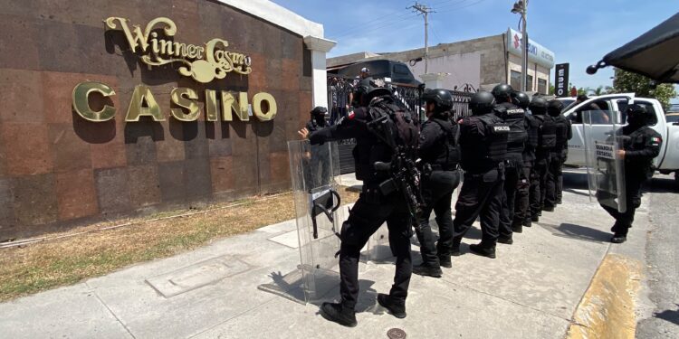 Empleados cierran casino para impedir embargo