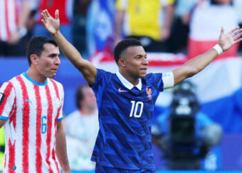 Francia vence 1-0 a Paraguay con penal de Mbappe y avanza a cuartos de final