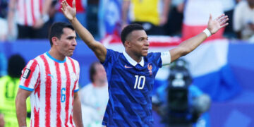 Francia vence 1-0 a Paraguay con penal de Mbappe y avanza a cuartos de final