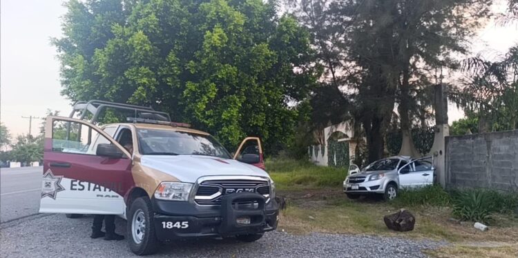 Muere conductor al estrellar auto en barda en carretera Victoria-Monterrey