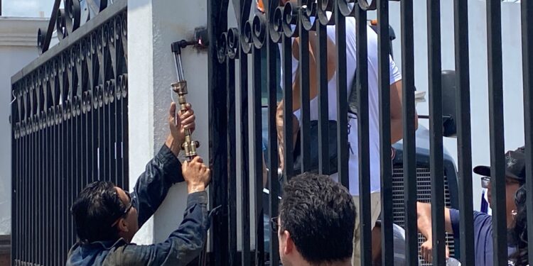 Empleados cierran casino para impedir embargo