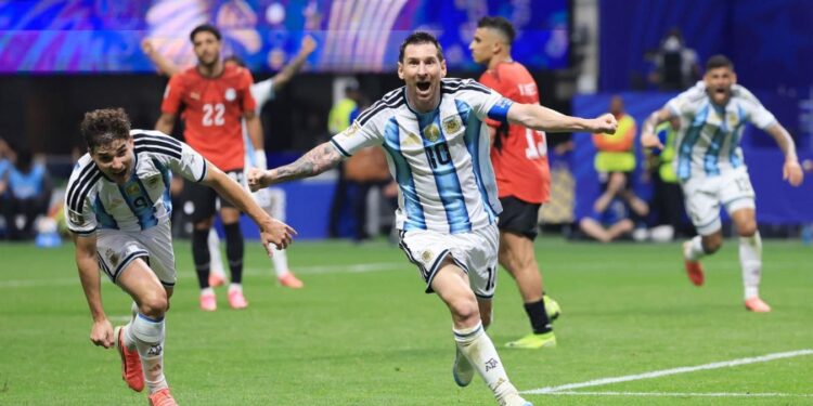 Argentina remontó ante Egipto 3-2 y está en cuartos de final en el Mundial