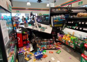 Entra al Oxxo ¡con su camioneta!
