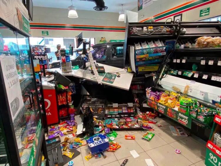 Entra al Oxxo ¡con su camioneta!