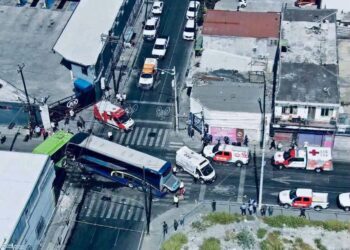 Autobús de Transpaís se queda sin frenos y causa accidente