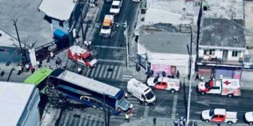 Autobús de Transpaís se queda sin frenos y causa accidente