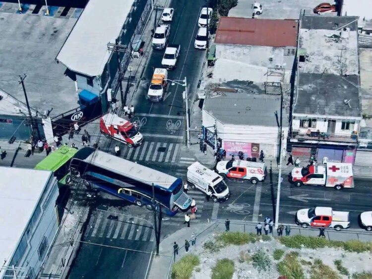 Autobús de Transpaís se queda sin frenos y causa accidente
