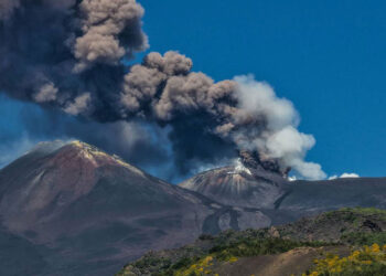 La erupción del volcán Etna obliga a cerrar parte del espacio aéreo en Sicilia
