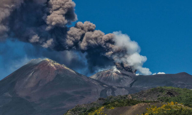 La erupción del volcán Etna obliga a cerrar parte del espacio aéreo en Sicilia