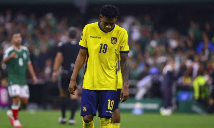 Afición de Ecuador critica rendimiento de su selección tras la eliminación ante México