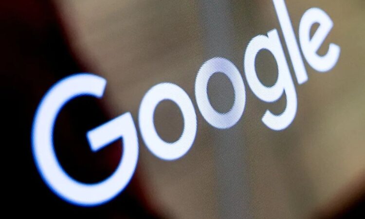 Bruselas multa a Google con 890 millones de euros