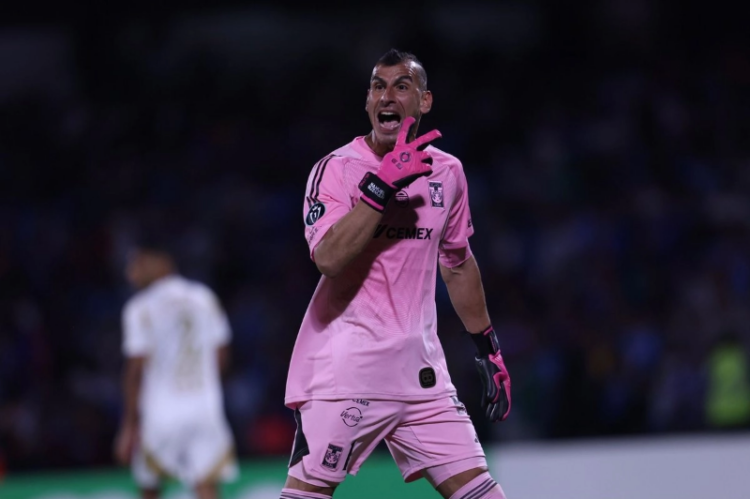 Duro golpe para Tigres: siete partidos a Nahuel Guzmán