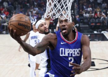 NBA detiene el cambio de Kawhi Leonard a Toronto por auditoría financiera