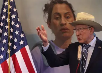 Ken Salazar responde a Sheinbaum y niega haber mentido