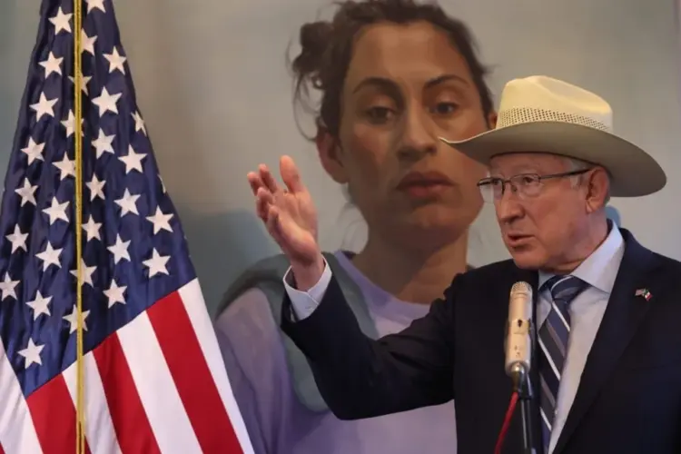 Ken Salazar responde a Sheinbaum y niega haber mentido