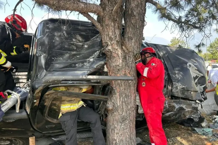 Muere conductor y cinco heridos al volcar en Carretera Nacional