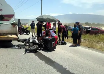 Muere motociclista al chocar con pipa en Nuevo León