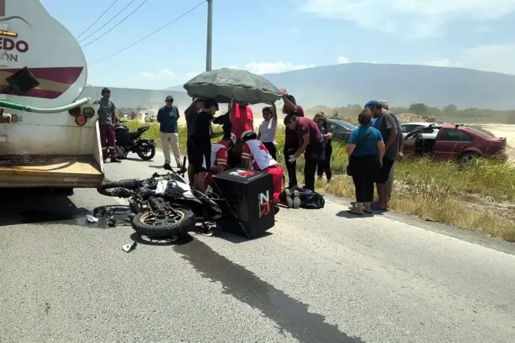 Muere motociclista al chocar con pipa en Nuevo León