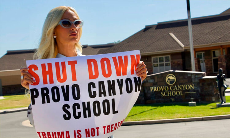 Paris Hilton celebra revocación de licencia del internado abusivo