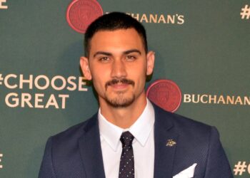Alejandro Speitzer desmiente romance con Kenia Os en el aeropuerto