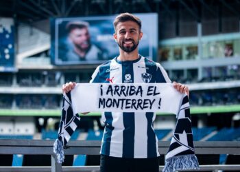 Diego Rossi arriba a Monterrey para reportar como refuerzo de Rayados