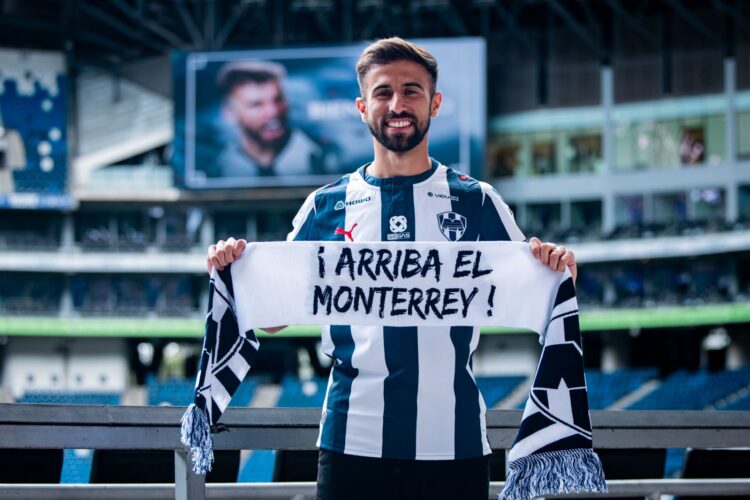 Diego Rossi arriba a Monterrey para reportar como refuerzo de Rayados