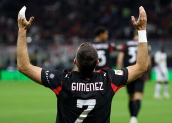 Santiago Giménez permanecerá en el AC Milan tras lesionarse en el Mundial