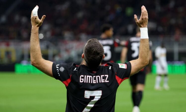 Santiago Giménez permanecerá en el AC Milan tras lesionarse en el Mundial