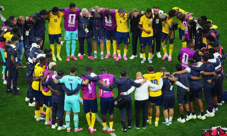 Periodista ecuatoriano abandona transmisión digital tras la eliminación ante México