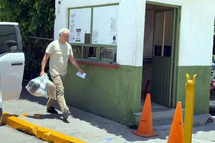 Exdirector de Pemex abandona penal en Morelos