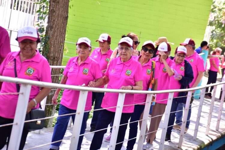 Disfrutan viaje de turismo social 55 jubiladas y jubilados