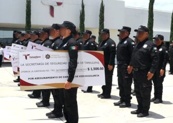 Entregan estímulos económicos a policías