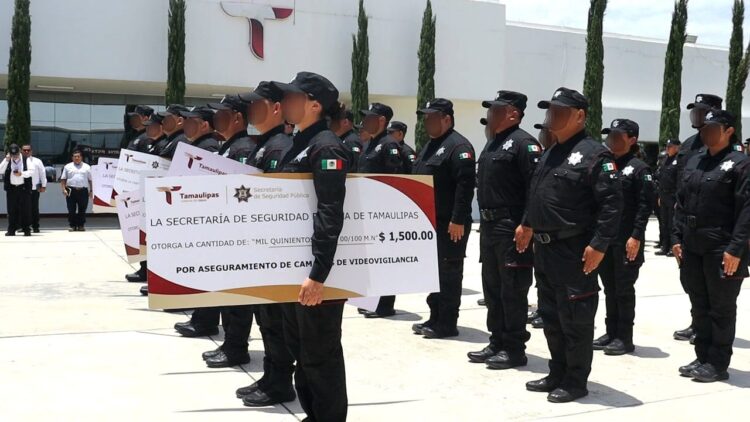 Entregan estímulos económicos a policías
