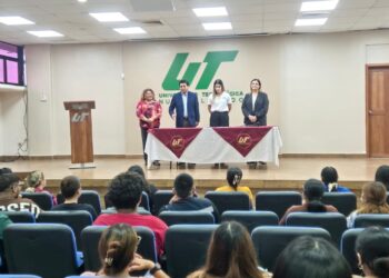 Entregan becas a estudiantes de la UT Nuevo Laredo