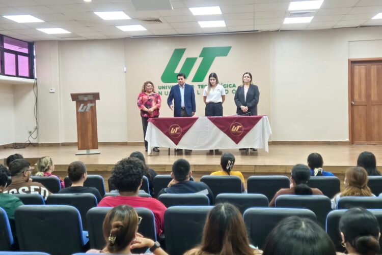 Entregan becas a estudiantes de la UT Nuevo Laredo