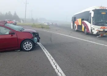 Mueren tres personas en choque entre autobús y auto