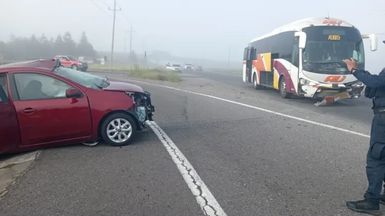 Mueren tres personas en choque entre autobús y auto
