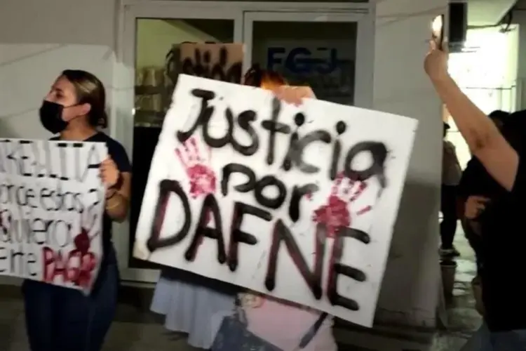 SEP ordena cierre de escuelas militarizadas en México