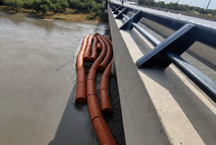 Cierran puente Comercio Mundial por crecida del Río Bravo
