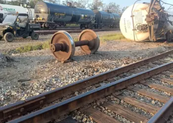 Descarrila carrotanque con gasolina en Ciudad Madero