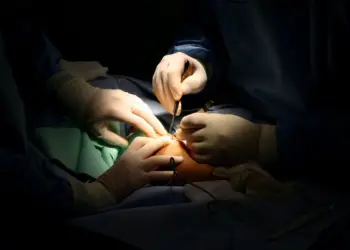 Dos médicos de Chihuahua vinculados por muerte en cirugía