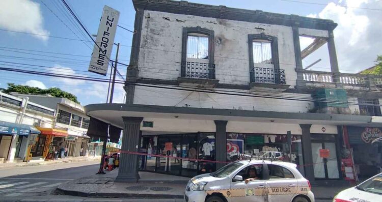 Clausuran edificio por riesgo en Tampico