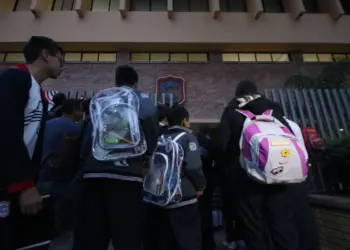 Secundaria obligará uso de mochilas transparentes