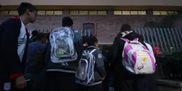 Secundaria obligará uso de mochilas transparentes