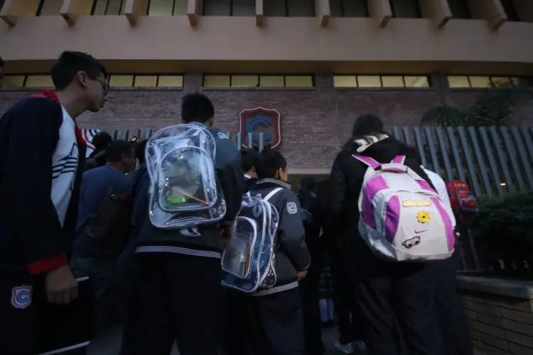 Secundaria obligará uso de mochilas transparentes