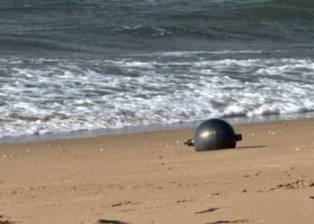 Autoridades investigan la aparición de esferas plateadas en una playa de Australia