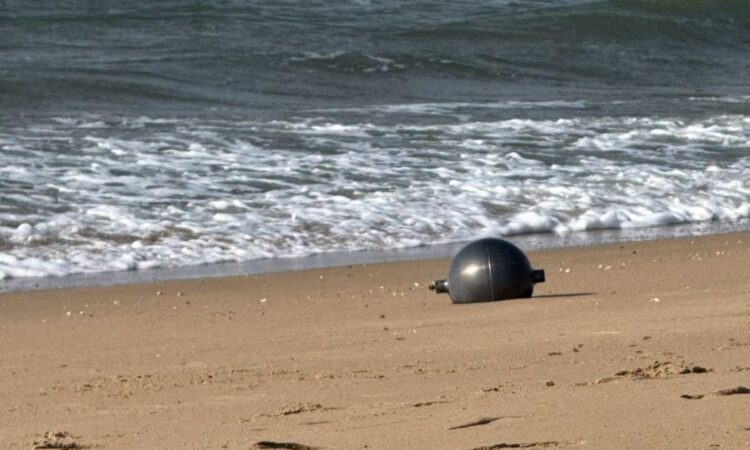 Autoridades investigan la aparición de esferas plateadas en una playa de Australia